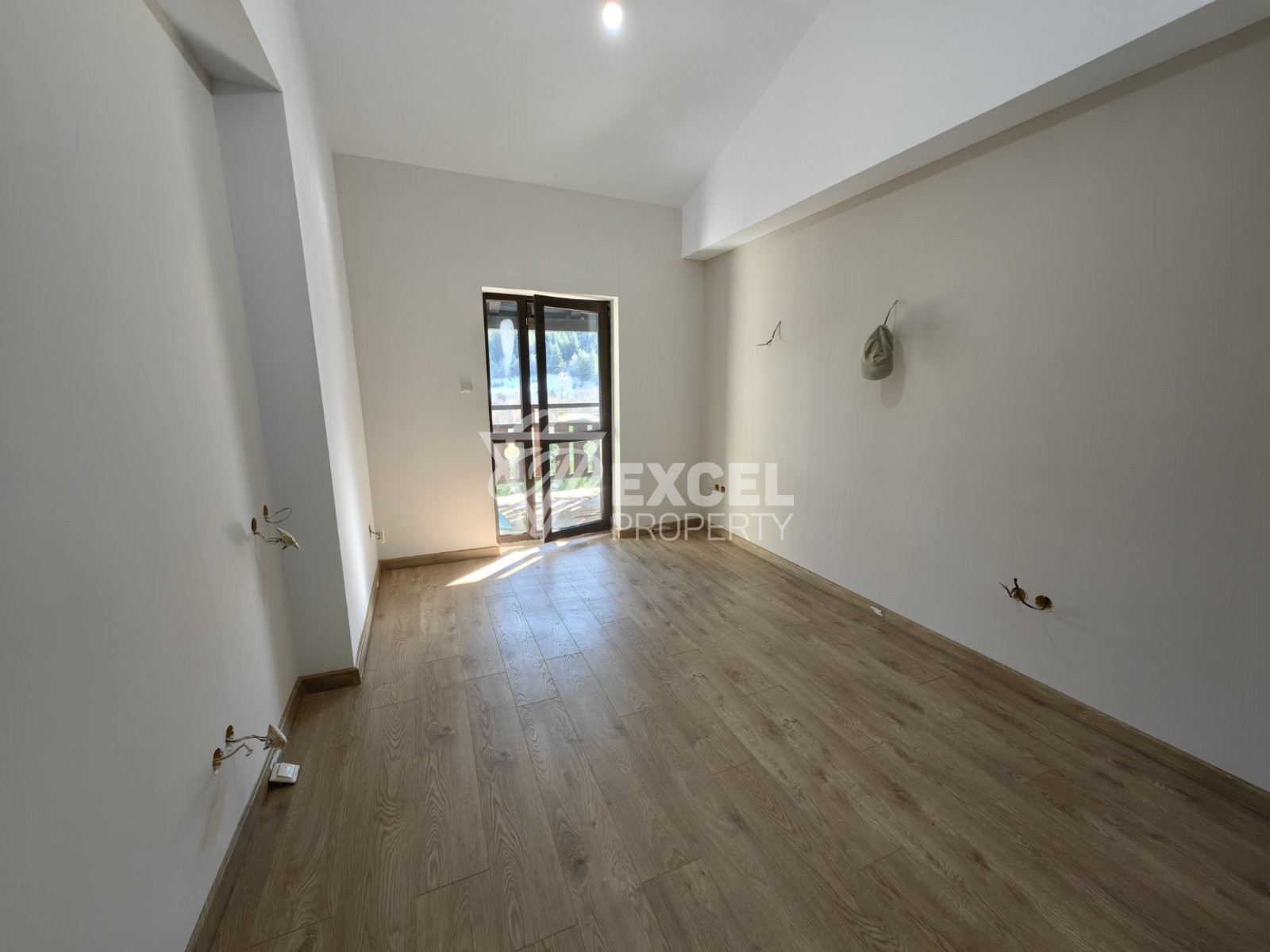 Тристаен апартамент за продажба в сграда с ниска такса и невероятна панорама Пирин