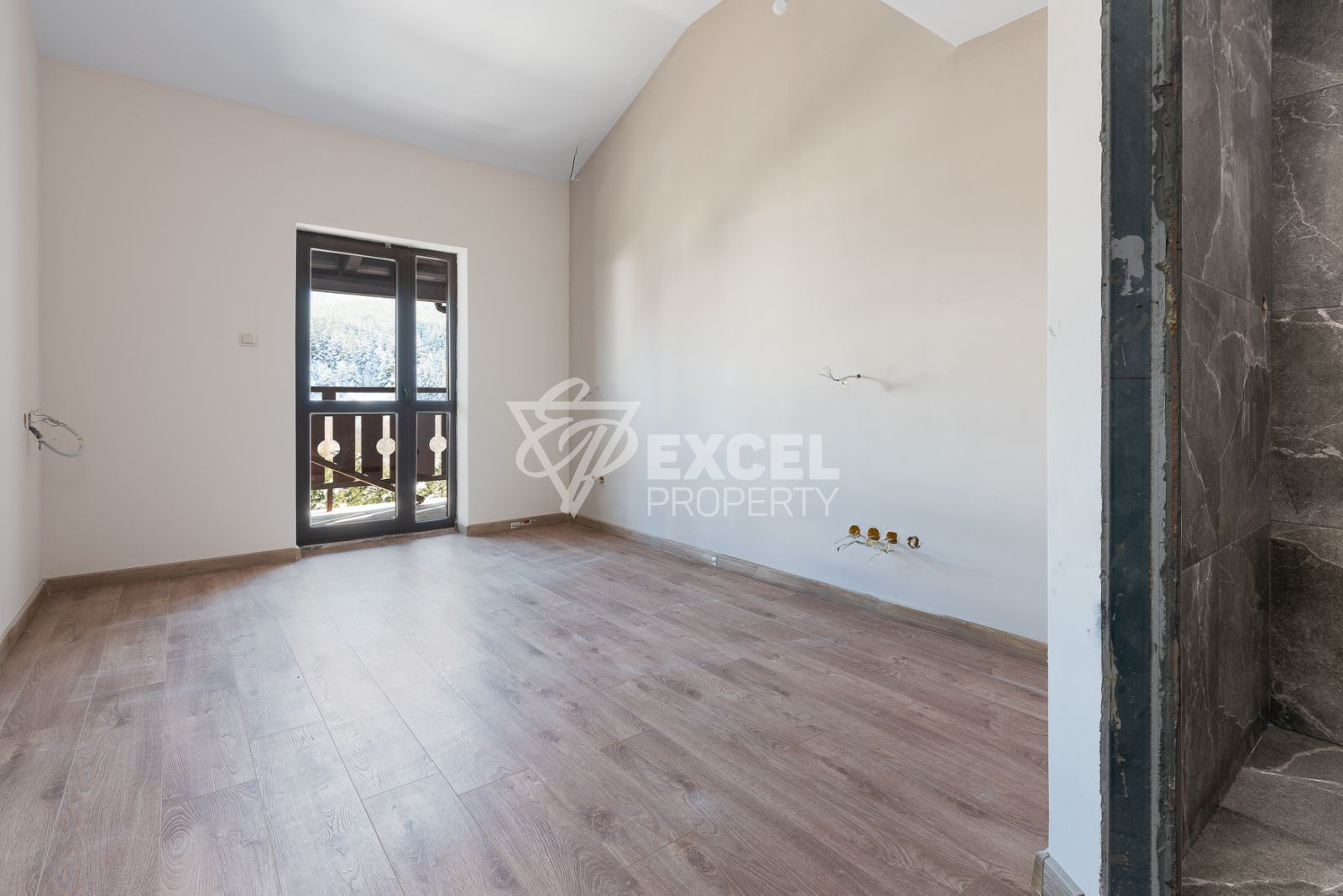 Тристаен апартамент за продажба в сграда с ниска такса и невероятна панорама Пирин