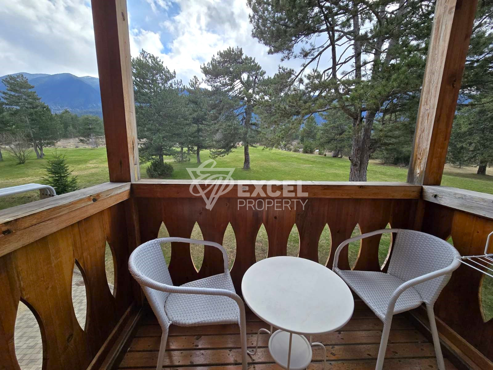 Слънчев двустаен апартамент за продажба в сърцето на Pirin Golf & Country Club!