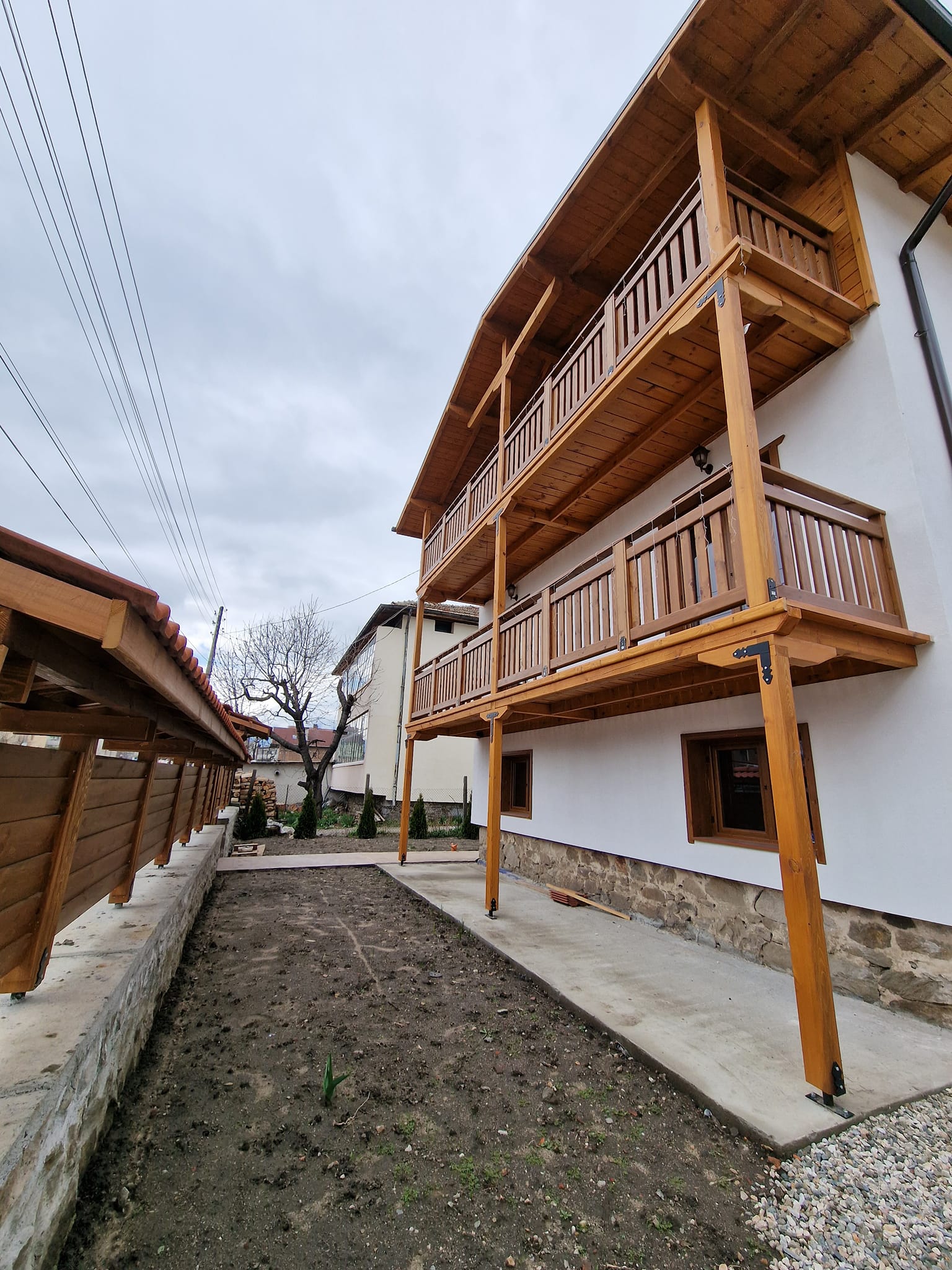 Реновирана триетажна къща с голям двор за продажба в село Баня, район Банско