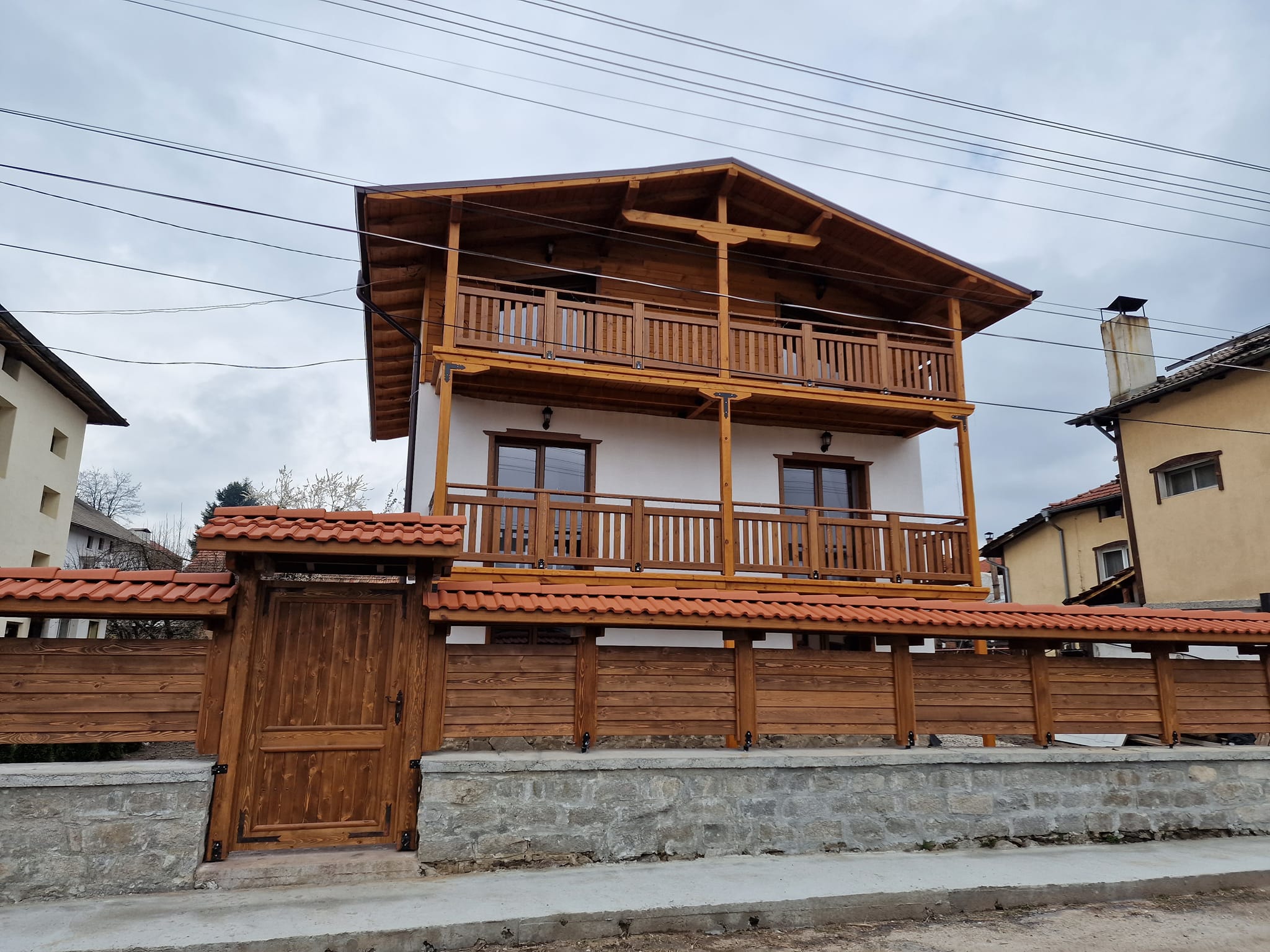 Реновирана триетажна къща с голям двор за продажба в село Баня, район Банско