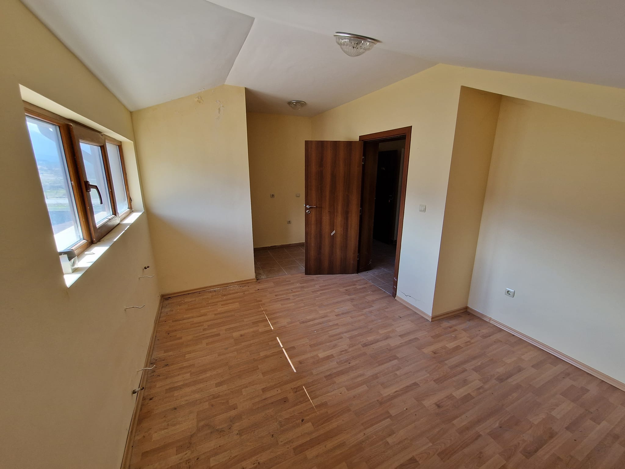 Югоизточен необзаведен имот за продажба с ниска такса поддръжка в Банско до Ски лифта