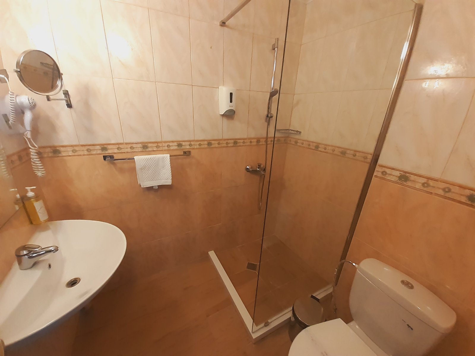 Банско: Тристаен апартамент в затворен комплекс Elegant LUX със Спа зона и басейн