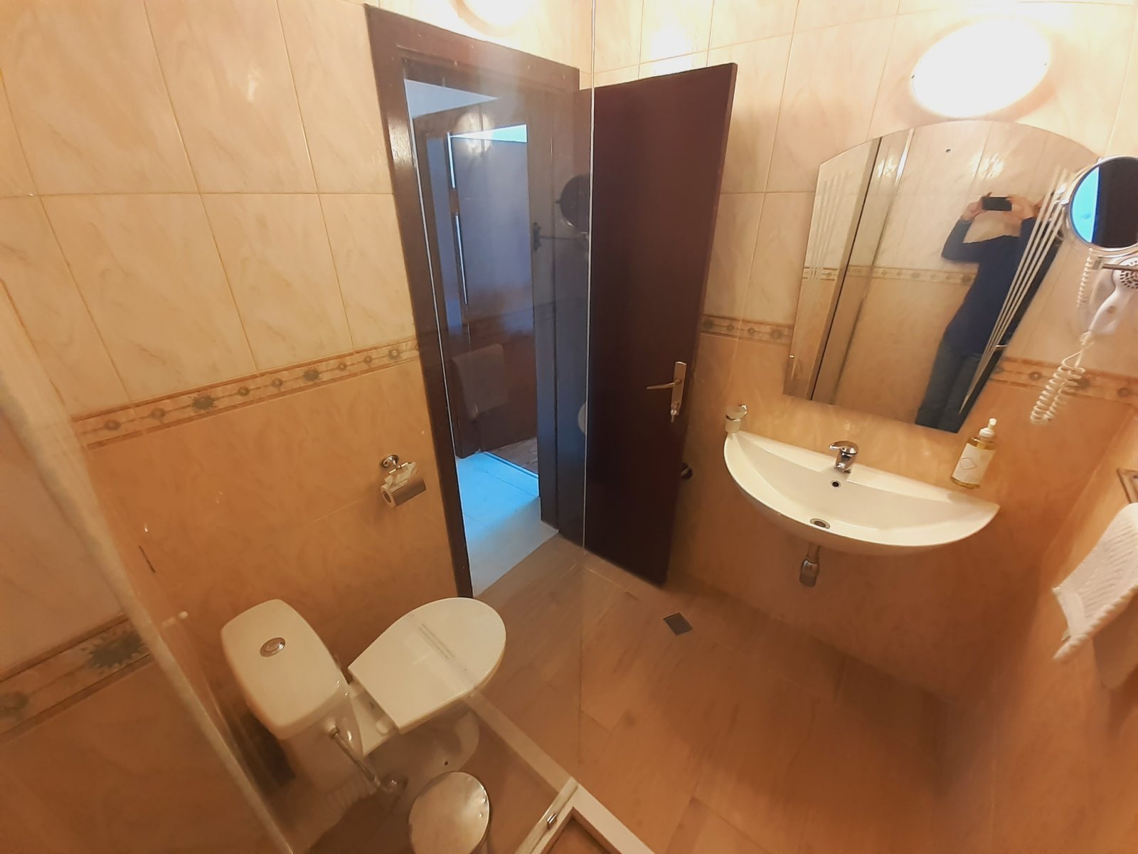 Банско: Тристаен апартамент в затворен комплекс Elegant LUX със Спа зона и басейн