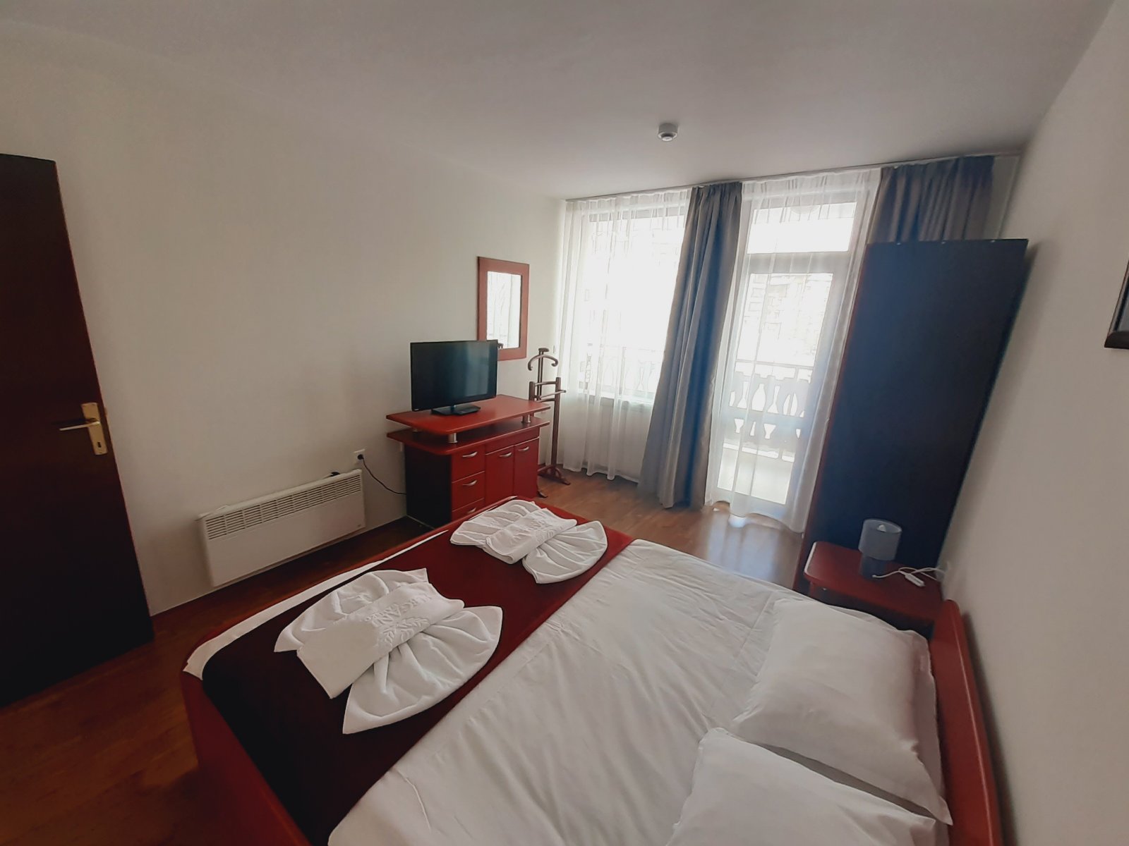 Банско: Тристаен апартамент в затворен комплекс Elegant LUX със Спа зона и басейн