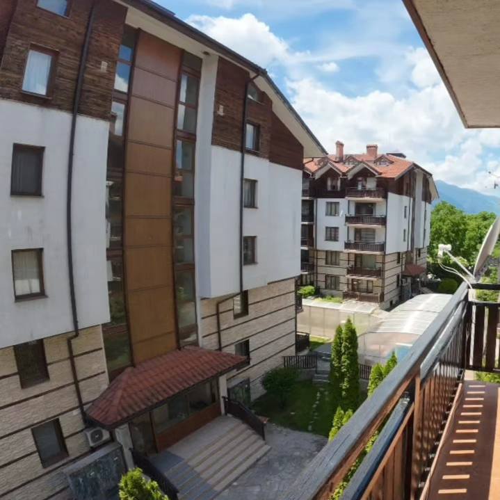 Просторно обзаведено студио с камина за продажба в Банско