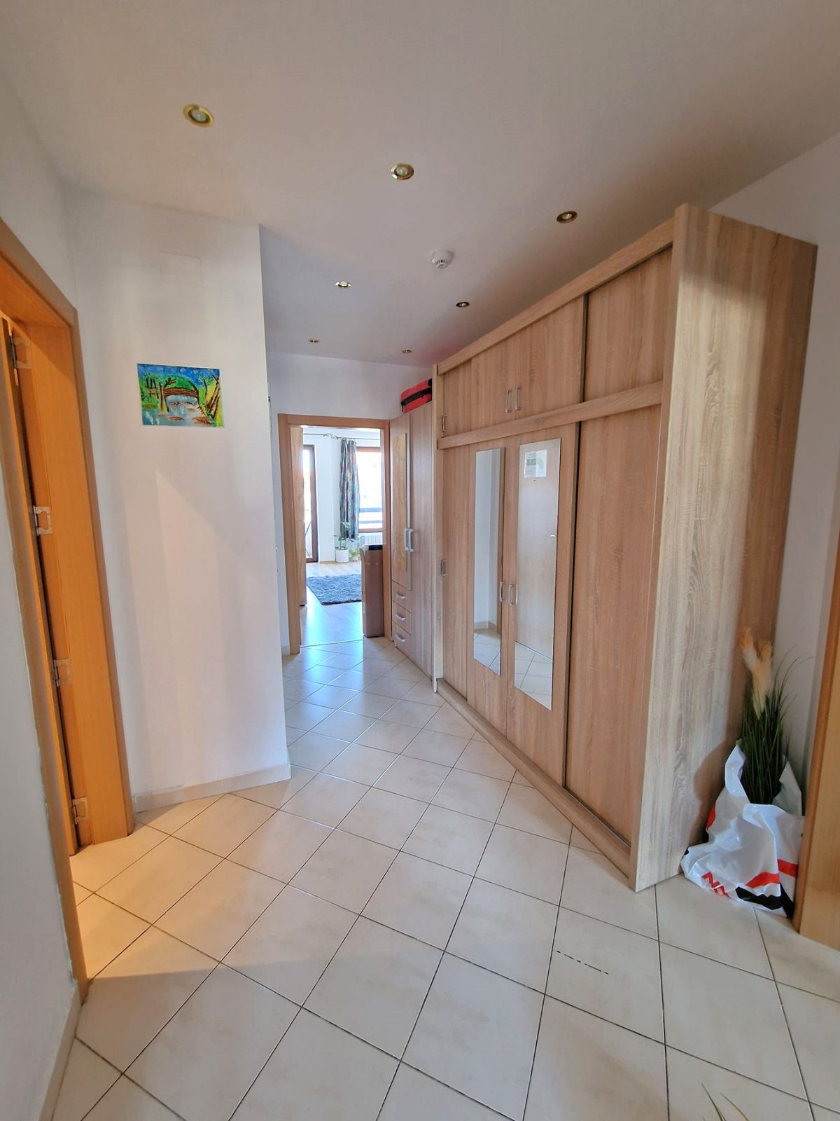 Модерен, уютен тристаен апартамент с ново обзавеждане и с фронтална гледка към Пирин планина