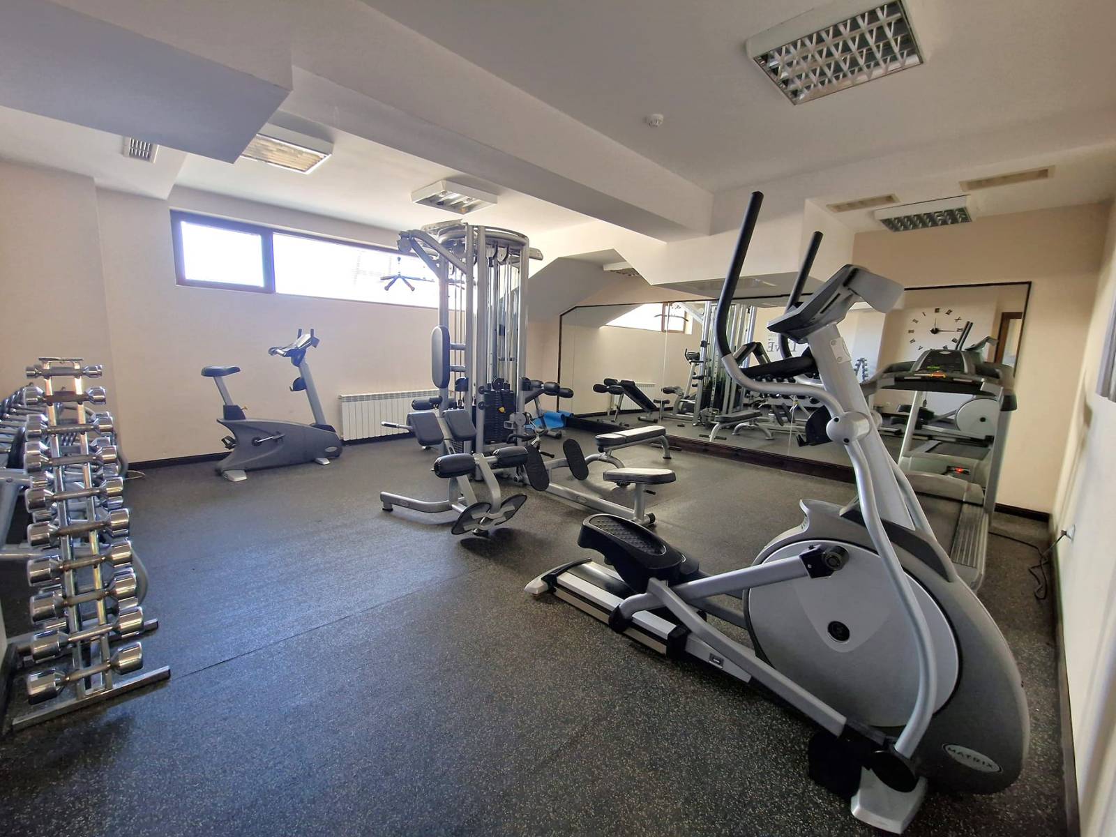 Модерен, уютен тристаен апартамент с ново обзавеждане и с фронтална гледка към Пирин планина