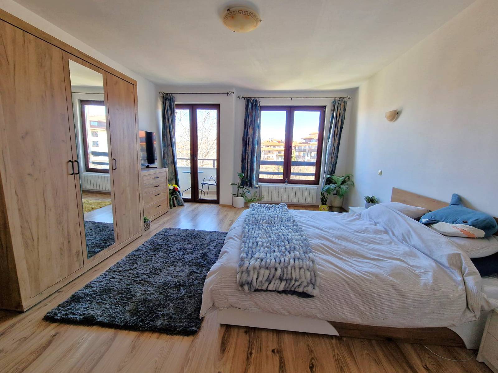 Модерен, уютен тристаен апартамент с ново обзавеждане и с фронтална гледка към Пирин планина