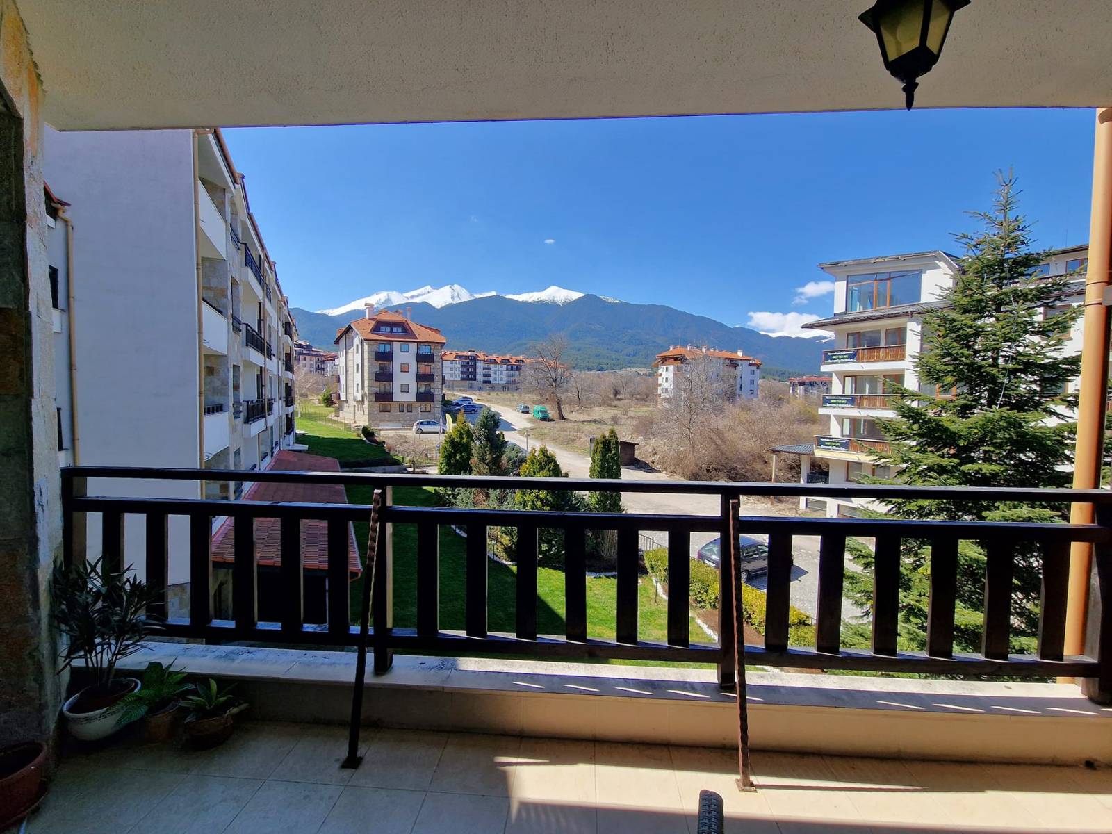 Модерен, уютен тристаен апартамент с ново обзавеждане и с фронтална гледка към Пирин планина