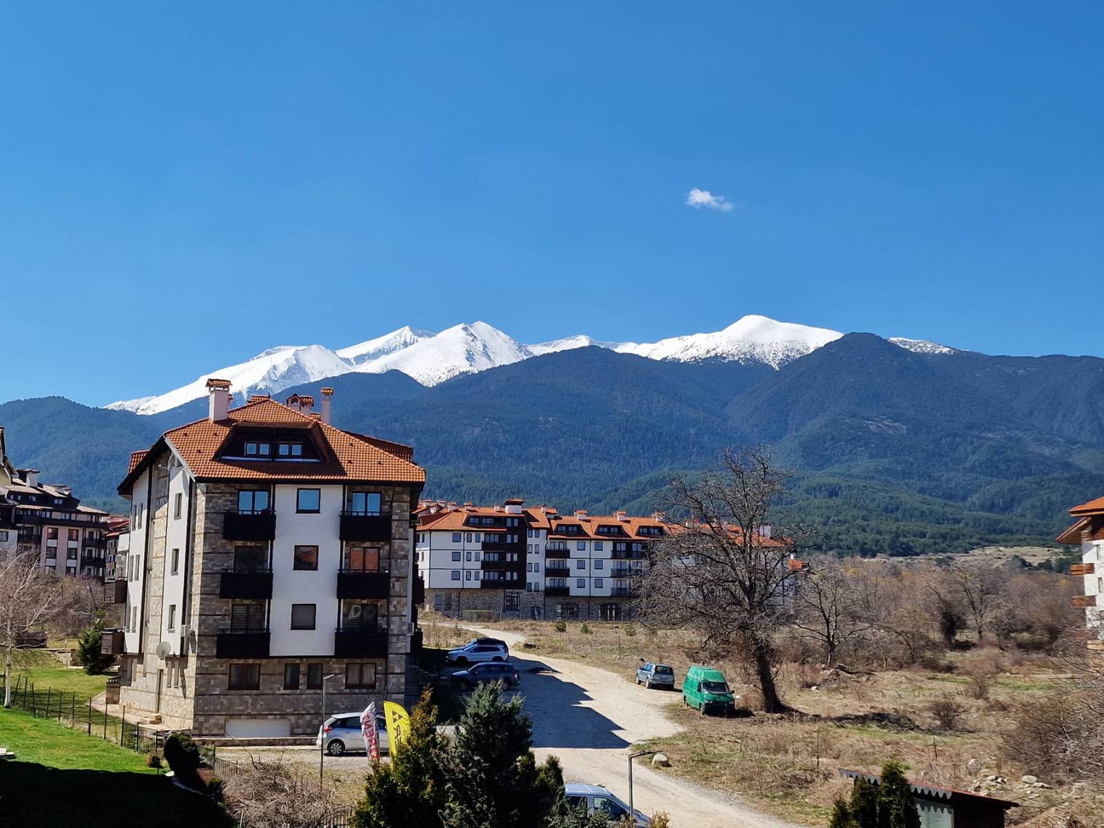 Модерен, уютен тристаен апартамент с ново обзавеждане и с фронтална гледка към Пирин планина