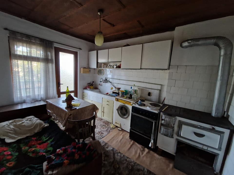 За продажба в Разлог: Масивна триетажна къща с гараж и двор