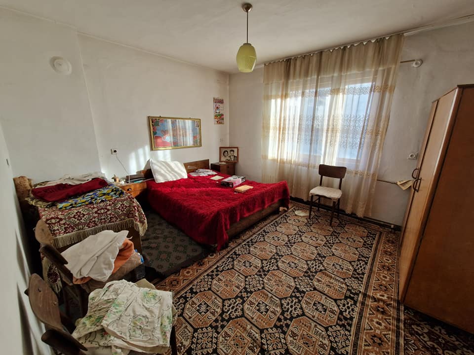 За продажба в Разлог: Масивна триетажна къща с гараж и двор