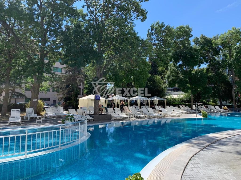 Намалена цена! Изключително просторен двустаен апартамент на централната алея в Слънчев бряг