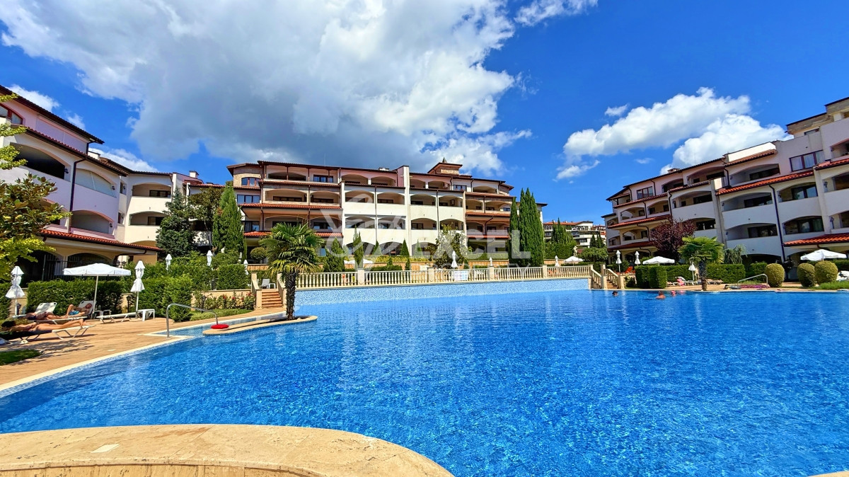 Уникален много-стаен апартамент на първа линия море в комплекс Каса Реал, Свети Влас