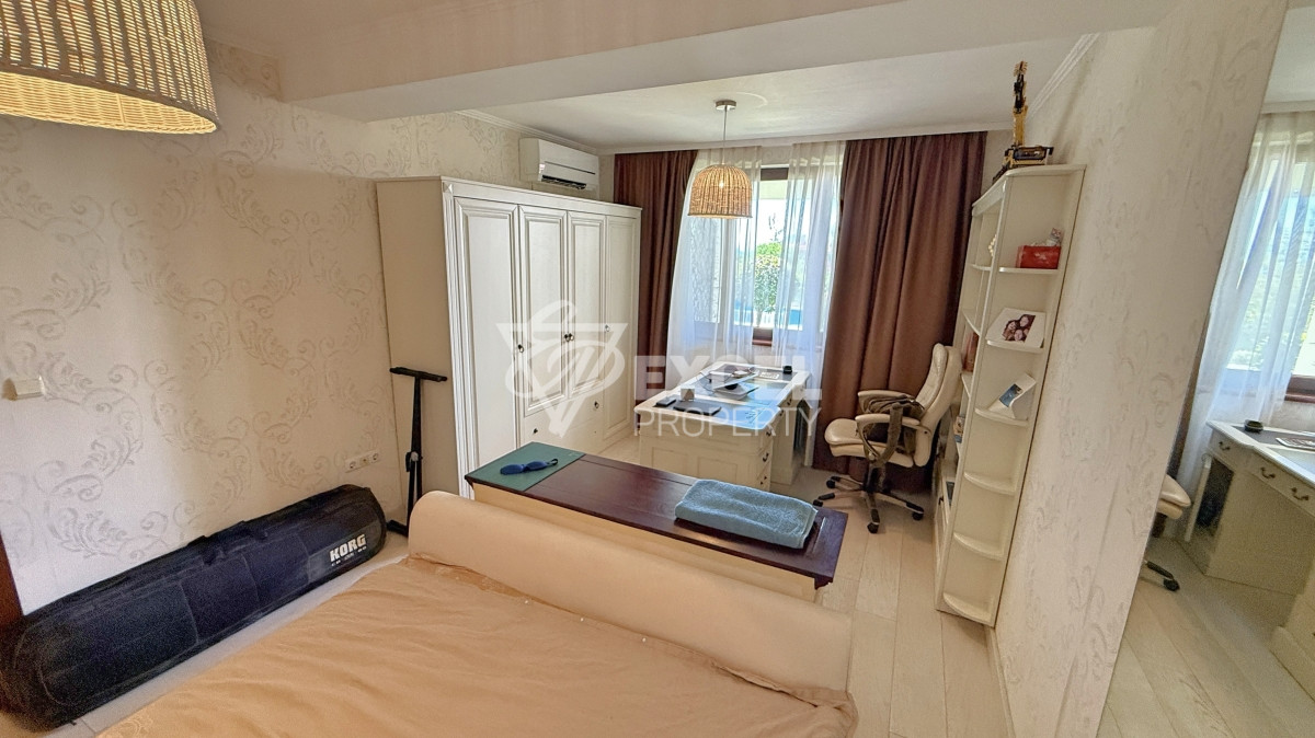 Уникален много-стаен апартамент на първа линия море в комплекс Каса Реал, Свети Влас