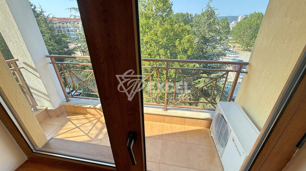 Двустаен апартамент в комплекс Голдън Дриймс, Слънчев Бряг