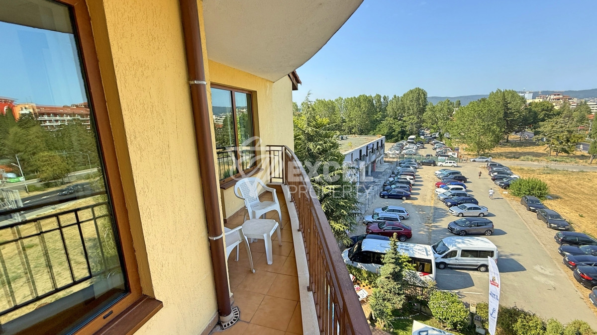 Двустаен апартамент в комплекс Голдън Дриймс, Слънчев Бряг