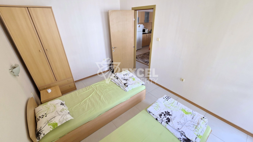 🏡 Тристаен апартамент с гледка към басейна в отлично поддържан комплекс