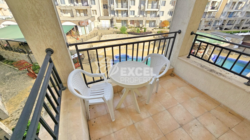 🏡 Тристаен апартамент с гледка към басейна в отлично поддържан комплекс