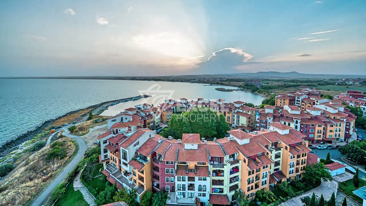 Обзаведен, просторен  имот с гледка море- Марина Кейп, Ахелой