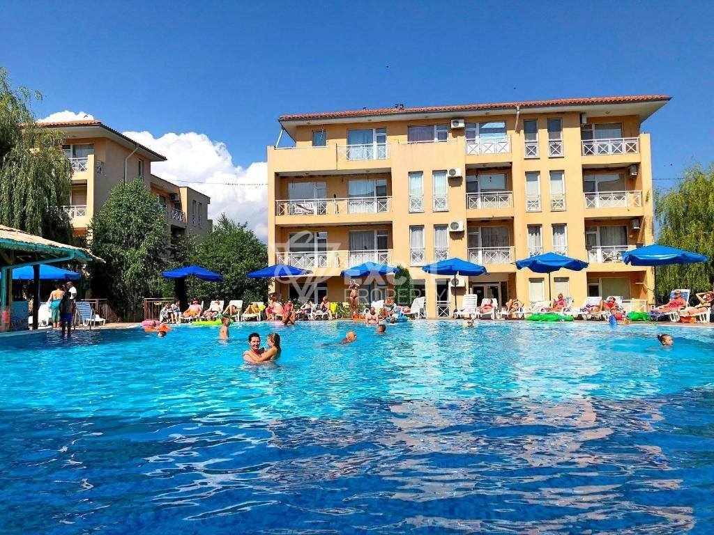 Обзаведен имот с тераса и гледка басейн - Съни Дей 6