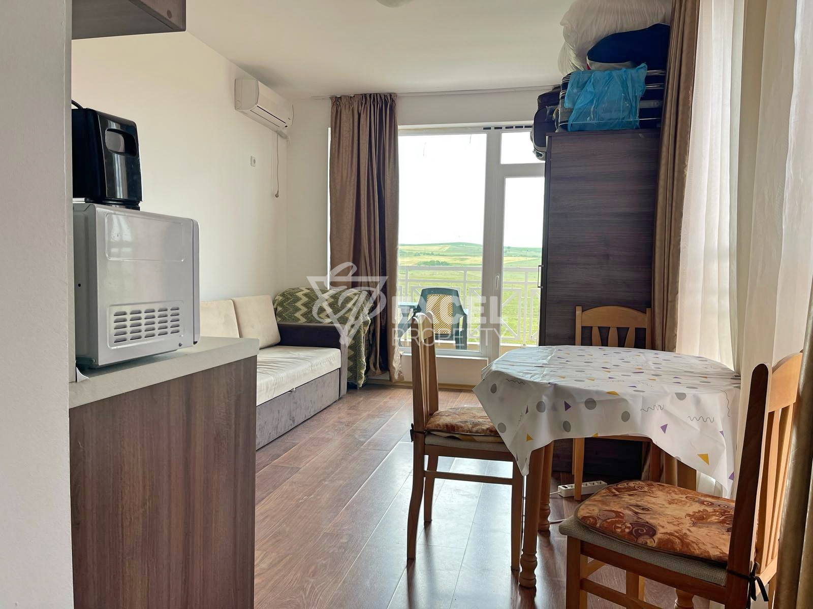 Бюджетно студио с мебели и тераса в Съни Дей 6