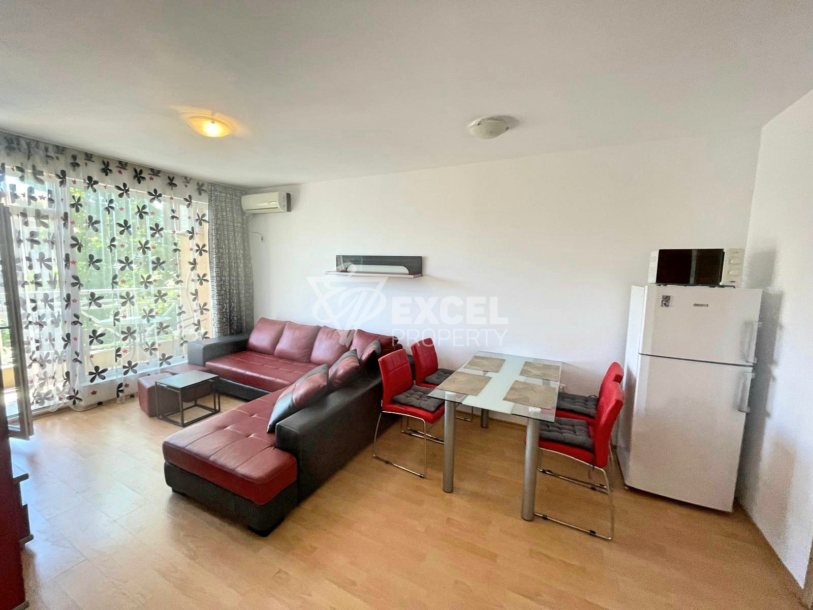 Двустаен, добре обзаведен имот в комплекс Съни Дей 6