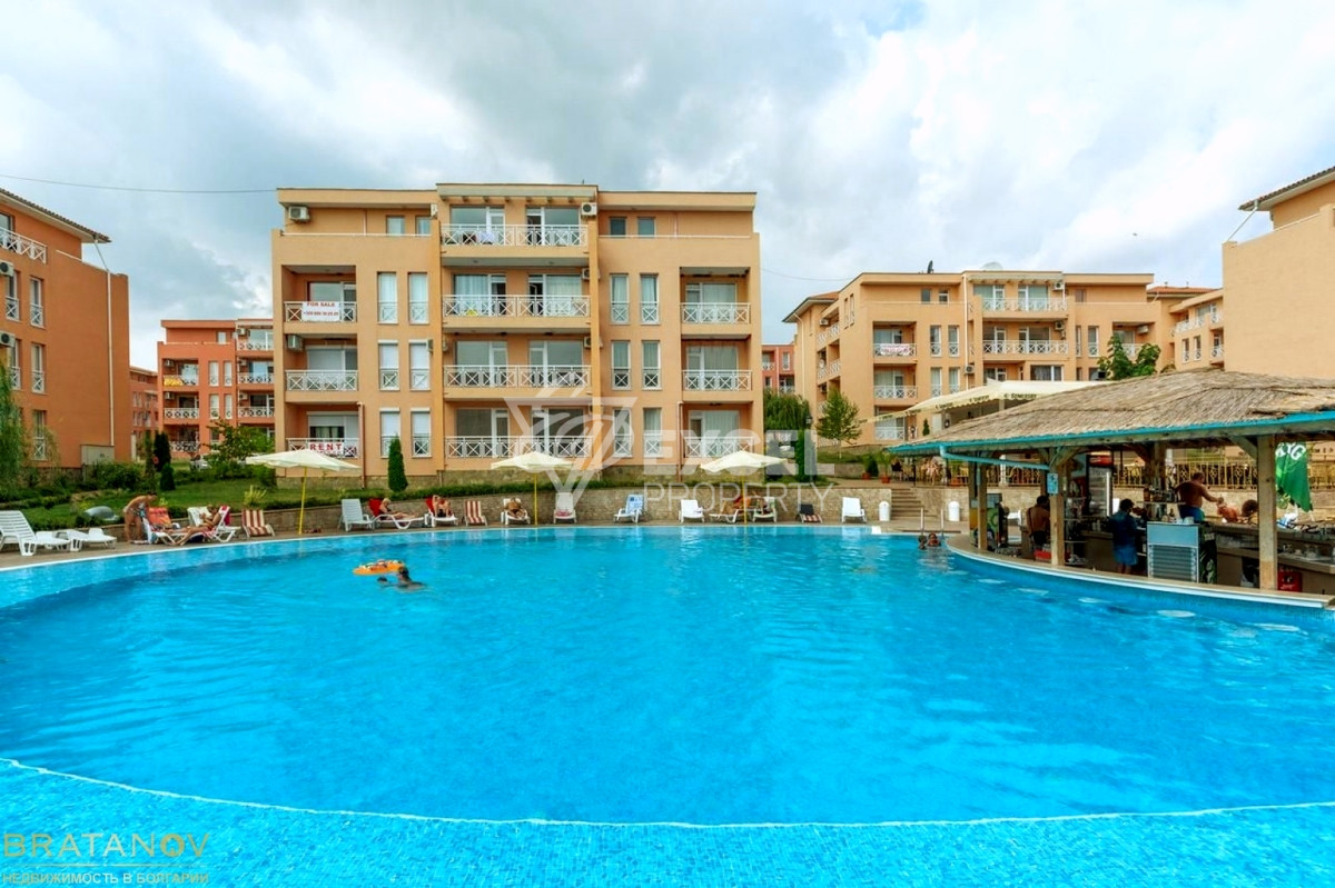 Обзаведен имот с тераса и гледка басейн - Съни Дей 6